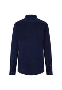 Camisa de pana azul marino con cuello puntiagudo, mangas largas y puños abotonados; textura suave y acabado liso.