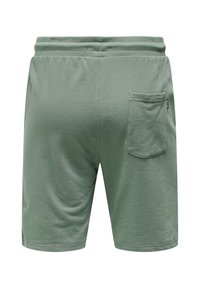 Pantalones cortos de algodón verde con cinturilla elástica, que presentan un bolsillo trasero. Textura suave, diseño sencillo, corte hasta la rodilla.