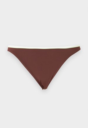 Καφέ εσώρουχο τύπου μπικίνι με λεπτή λευκή μέση, τοποθετημένο επίπεδα σε ανοιχτό γκρι φόντο.