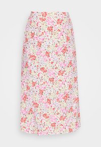 Saia midi floral em bege claro com padrões em vermelho, rosa e verde. Corte reto com uma ligeira racha na parte inferior para facilitar o movimento.