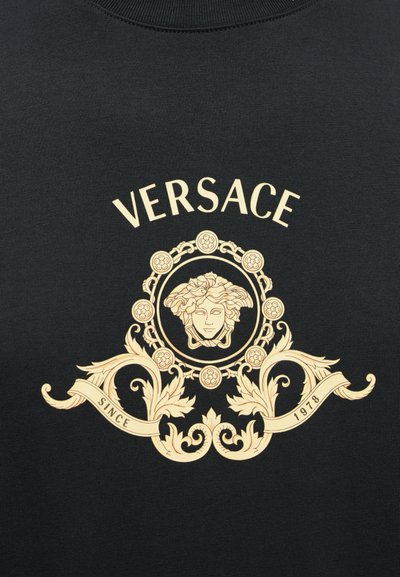 Tricou negru din bumbac cu un logo auriu Versace, având un motiv central Meduza, accente florale ornamentale și un banner "SINCE 1978".
