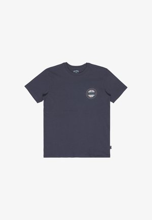 Ciemnoszara koszulka z krótkim rękawem, okrągłym dekoltem i małym okrągłym logo na lewej piersi z napisem "Billabong Australia."