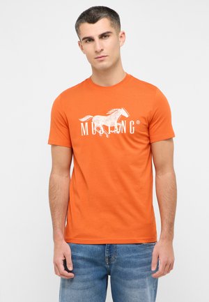 Oranges Baumwoll-T-Shirt mit einem weißen Grafikelement eines laufenden Pferdes und dem Text "MUSTANG" darunter. Kurze Ärmel und runder Halsausschnitt.