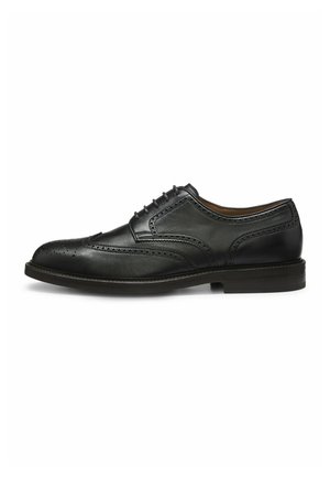 Sort læder herre wingtip brogue klædesko med dekorative perforeringer og snørebånd, vist i sideprofil på hvid baggrund.