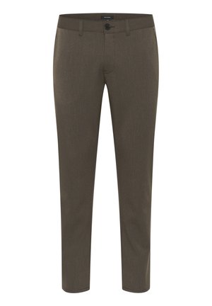 Pantaloni crem din mătase cu un model texturat. Au bucle pentru curea, închidere cu nasture frontal și un croi slim.