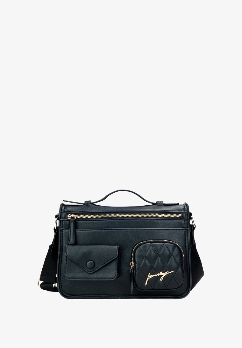Borsa a tracolla in pelle nera con un design strutturato, caratterizzata da accessori in oro, manico superiore e tasche con zip, incluso un vano frontale trapuntato.