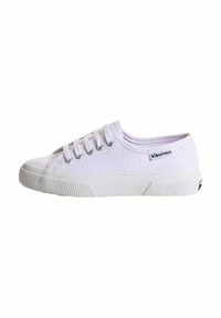 Sneaker bianco in tela con punta arrotondata, sei occhielli e suola in gomma con motivo testurizzato sul fondo. Dettaglio del logo sul lato.