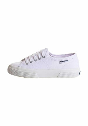 Sneaker bianco in tela con punta arrotondata, sei occhielli e suola in gomma con motivo testurizzato sul fondo. Dettaglio del logo sul lato.