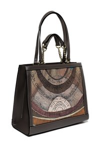 Borsa a tracolla in pelle marrone scuro con doppia catena e manici in pelle, caratterizzata da un motivo astratto multicolore con testo sul pannello frontale.
