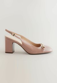 Pantofii slingback din piele patent roz, cu vârf pătrat și toc bloc, având un detaliu cu cataramă aurie în față.