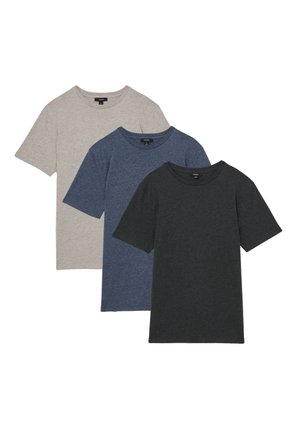 Tres camisetas lisas de cuello redondo y manga corta en beige, azul y gris oscuro, superpuestas unas sobre otras sobre un fondo blanco.