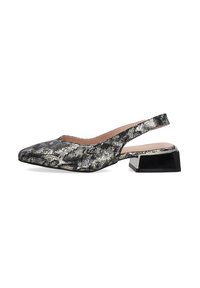 Sandałki typu slingback z czarno-białym nadrukiem w reptylia, spiczastym noskiem i kwadratowym czarnym obcasem. Gładka faktura i minimalistyczny design.