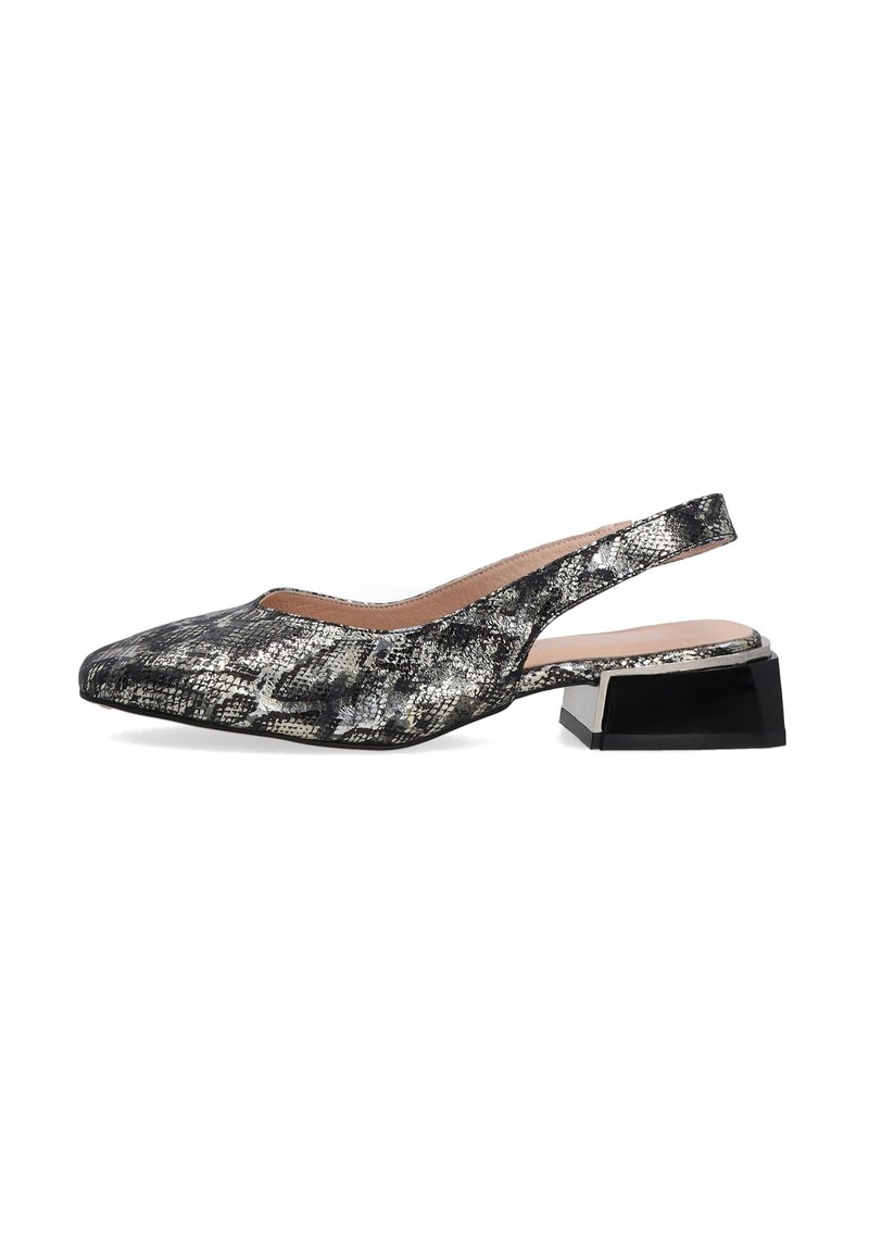 Sandałki typu slingback z czarno-białym nadrukiem w reptylia, spiczastym noskiem i kwadratowym czarnym obcasem. Gładka faktura i minimalistyczny design.
