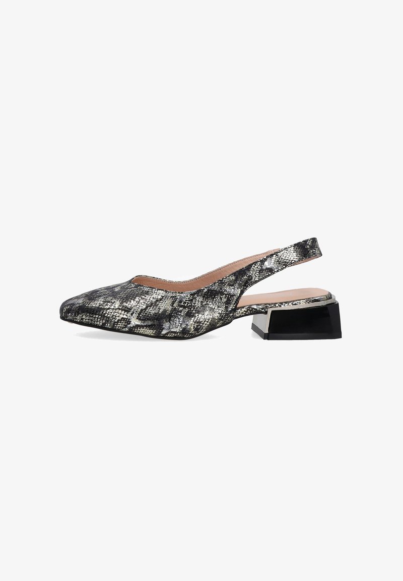 Slingback schoen met een zwart-wit reptielenprint, spitse neus en een vierkante zwarte hak. Gladde textuur en minimalistisch ontwerp.