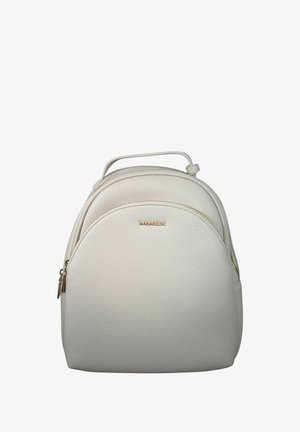 Zaino compatto in pelle bianca testurizzata con manico superiore, tasca frontale con zip e logo del marchio in tonalità oro sul davanti.