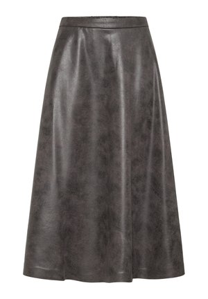 Jupe ligne A en simili cuir gris, brillante et texturée, avec une taille lisse et une silhouette fluide. Longueur mi-mollet, sans motifs visibles.