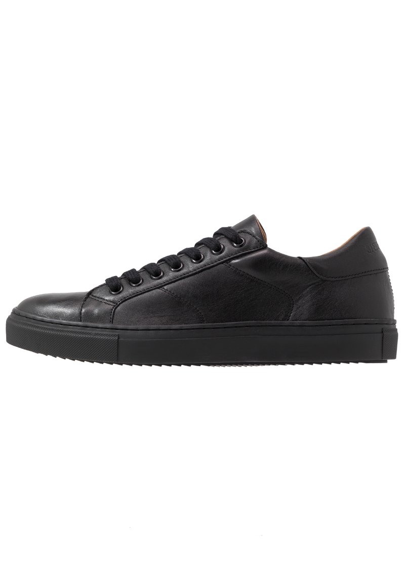 Czarne niskie skórzane sneakersy z czarnymi sznurowadłami, gumową podeszwą i subtelnymi detalami zszycia, pokazane od zewnętrznej strony.