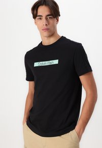 Calvin Klein Jeans CARGO  - Shorts - travertine