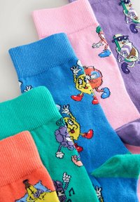 Fünf Paare bunter Socken mit Cartoon-Fruchtfiguren. Materialien: Baumwollmischung. Farben: grün, blau, pink, lila und orange.