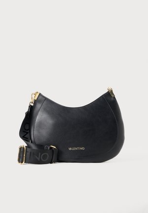 Sac à bandoulière Valentino noir en forme de croissant avec ferrures dorées et large bandoulière en tissu portant le logo Valentino en noir.