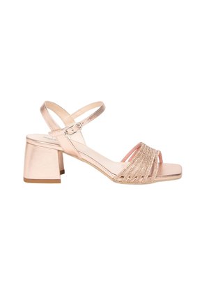 Sandal con tacco a blocco in rosa oro con finitura metallica, caratterizzata da un design a fascette incrociate adornato con dettagli di perline.