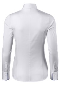 Chemise blanche à manches longues avec un col structuré, texture lisse et accents bleus contrastants sur les poignets et les bords du col.