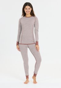 Lättvikts tvådelat thermoset i mjuk beige med kontrasterande vinröd sömnad. Långa ärmar och åtsittande byxor med ribbad mudd.