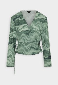 Haut en wrap à manches longues à motif marbré vert avec décolleté en V et détail de lien sur le côté. Tissu lisse et extensible avec une conception fluide.