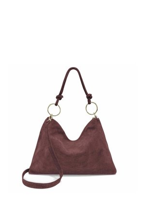 Sac à main en daim doux bordeaux avec une forme triangulaire, poignée nouée attachée à des anneaux dorés, et une bandoulière détachable.