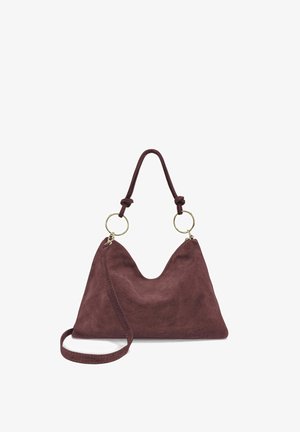 Sac à main en daim doux bordeaux avec une forme triangulaire, poignée nouée attachée à des anneaux dorés, et une bandoulière détachable.