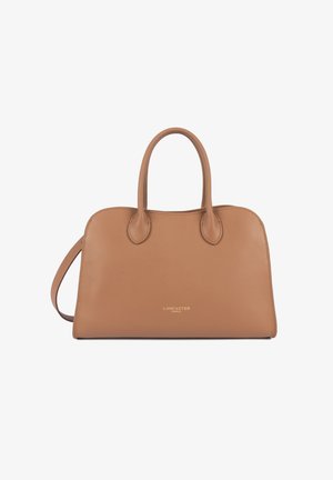 Tan lederen Lancaster Paris handtas met dubbele afgeronde handvatten en een afneembare schouderriem, een gladde afwerking en een gouden logo in het midden aan de voorkant.