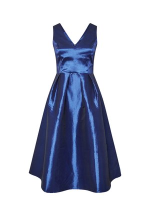 Un vestito senza maniche, con scollatura a V, realizzato in un tessuto blu reale lucido. Presenta un corpetto aderente e una gonna svasata con pieghe delicate.