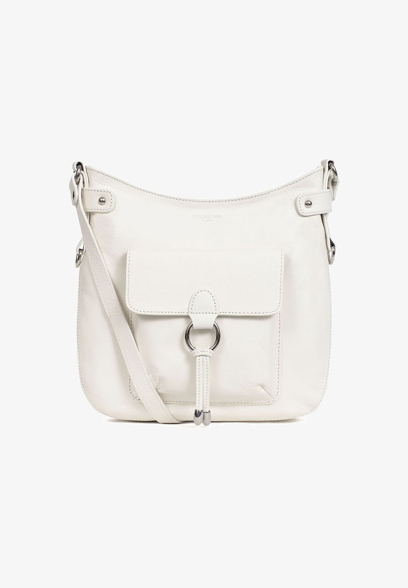 Borsa a tracolla bianca in pelle con forma arrotondata, flap della tasca frontale, dettagli in metallo argentato e tracolla regolabile.