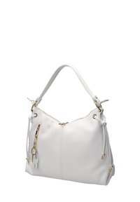 Witte leren handtas met een enkele schouderband, voorzak met rits en gouden trekker, voorzien van een decoratieve sleutelhanger.