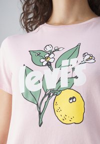 Levi's® T-shirt con stampa - pink/almond/chalk