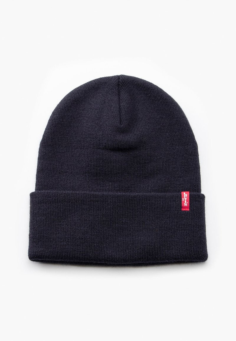 Donker marineblauwe gebreide beanie, met een omgeslagen manchet en een klein rood Levi's logo label. Zachte textuur en een snug fit met een eenvoudig ontwerp.