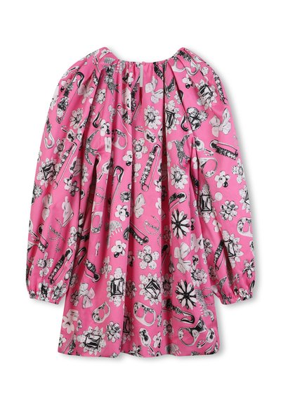 Roze langemouwjurk met een zwart-wit bloemen- en accesoiresetterprint, met een geplooide halslijn en ballonmouwen.