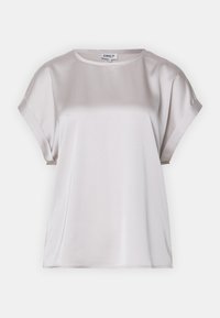 Blusa corta de satén gris claro con mangas cortas y cuello redondo, que presenta una pequeña etiqueta de marca en el interior del cuello.