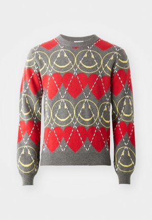 Pull gris avec des cœurs rouges et des motifs circulaires jaunes, arborant des lignes blanches en pointillés formant une grille en losange sur le motif.