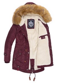 Bordeaux winterjack met een nepbont capuchon, binnenvoering van nepsheepskin, rits- en drukknoopsluitingen, verstelbare taille en meerdere zakken.