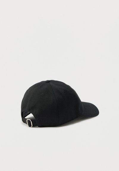 Casquette de baseball noire réglable avec boucle métallique, vue de derrière et de côté sur fond blanc uni.