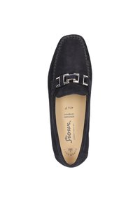 Schwarze Wildleder-Mokassinschuhe mit quadratischer Zehenform, geflochtenem Rand und silberner Hardware-Beschläge an der Vorderseite. Die innere Leder-Innensohle ist sichtbar.