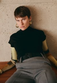 Unausgewählt, black