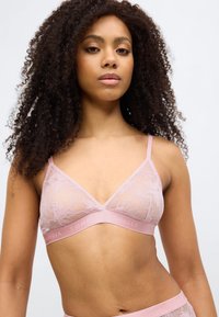 Φωτεινό ροζ μπραλέτο από δαντέλα με τριγωνικά cups, λεπτές ρυθμιζόμενες τιράντες και μαλακή ελαστική ταινία με κείμενο λογότυπου. Λεπτό φλοράλ σχέδιο.