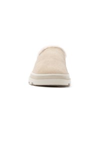 Beige mockalädersko med fluffig vit foder, hållbar gummiyttersula och strukturerad sidopanel. Minimalistisk design utan synlig hårdvara.