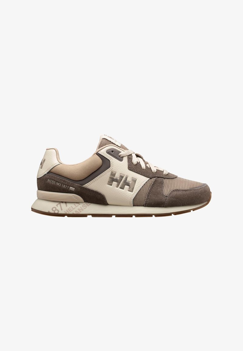 Brauner und beiger Helly Hansen Sneaker mit Mesh- und Wildlederpanelen, Schnürverschluss und "HH"-Logo an der Seite.