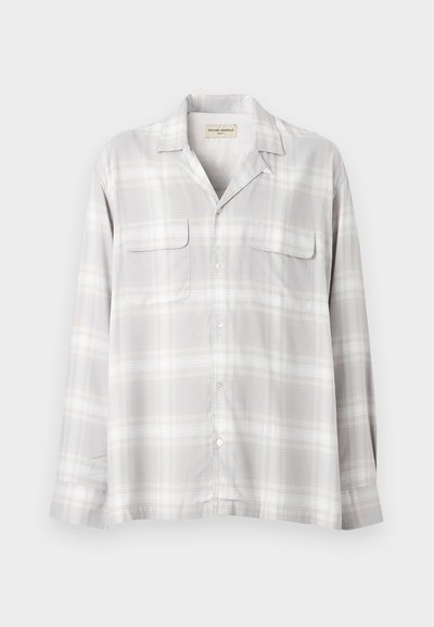 Πουκάμισο με μακριά μανίκια και κουμπιά, με ανοιχτό γκρι και λευκό καρό μοτίβο και δύο τσέπες στο στήθος σε απλό φόντο.