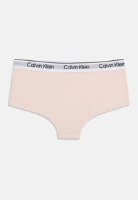 Ροζ ανοιχτό γυναικείο εσώρουχο Calvin Klein τύπου hipster με λευκή ελαστική μέση που φέρει το μαύρο λογότυπο Calvin Klein.