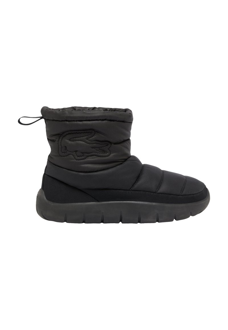 Schwarze gepolsterte Stiefel aus synthetischen Materialien mit strukturiertem Oberflächen, Logo-Stickerei und einer dicken Gummisohle mit Rillen.