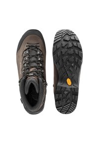 Scarpe da trekking marroni con tomaia in pelle e sintetico, suola vibram con profonde scanalature e occhielli metallici per i lacci.